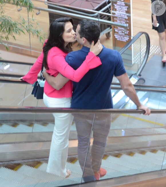 Na escada-rolante, Malvino Salvador e Kyra Gracie se beijam