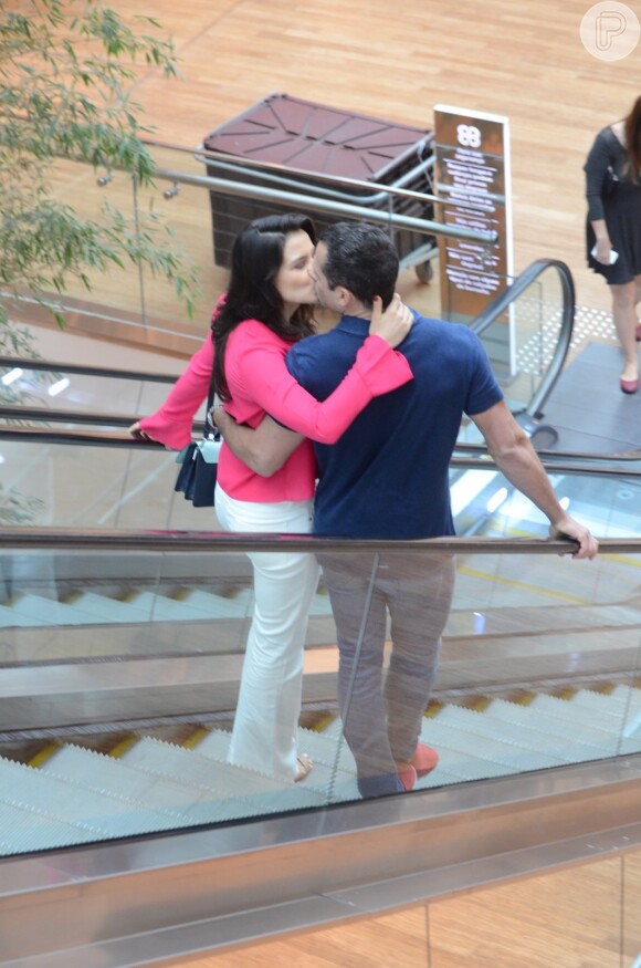 Malvino Salvador e Kyra Gracie trocam beijos em shopping do Rio de Janeiro, nesta terça-feira, 23 de dezembro de 2014