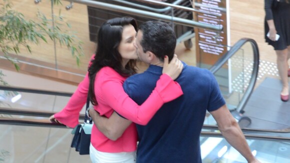 Malvino Salvador e a namorada, Kyra Gracie, trocam beijos em shopping do Rio
