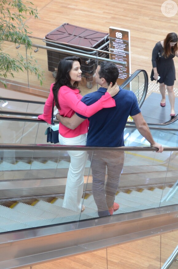 Malvino Salvador e Kyra Gracie estavam no shopping Village Mall, na Barra da Tijuca