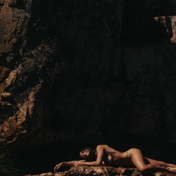 De topless, Juliana Paes arrancou suspiros em um registro bucólico recente