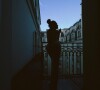 Só de calcinha, Juliana Paes posa na sacada de um apartamento em Paris