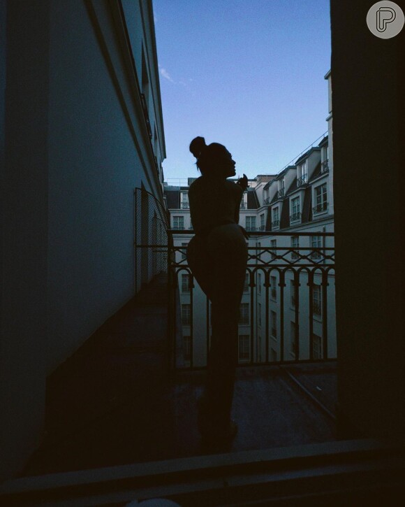 Só de calcinha, Juliana Paes posa na sacada de um apartamento em Paris
