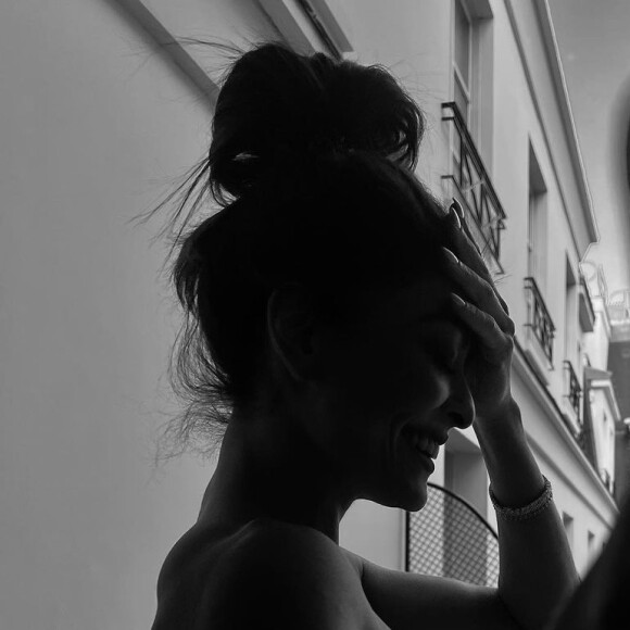 De topless, Juliana Paes encanta em novo ensaio: 'Quase pronta'