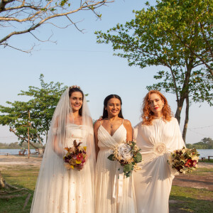 "Pantanal": Zefa (Paula Barbosa), Filó (Dirá Paes) e Irma (Camila Morgado) vão se casar