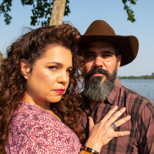 Na última semana na novela Maria Bruaca (Isabel Teixeira) e Alcides (Juliano Cazarré) vão embora do Pantanal