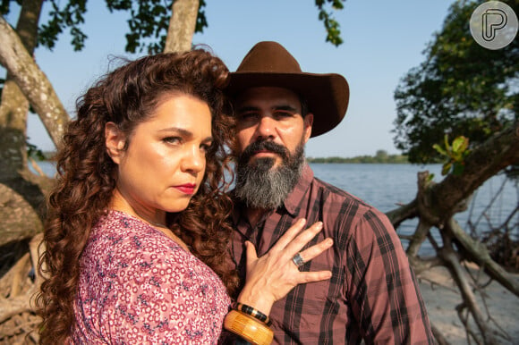Na última semana na novela Maria Bruaca (Isabel Teixeira) e Alcides (Juliano Cazarré) vão embora do Pantanal