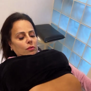 Barriga de Viviane Araujo pós-parto: os exercícios realizados tem como objetivo verificar como está a diástase abdominal da atriz