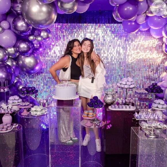 Olívia posou com a irmã, Giulia Costa, em festa de aniversário