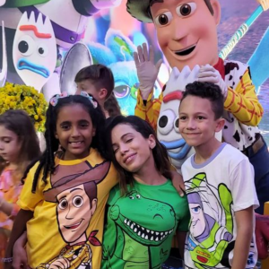 Anitta posa com os sobrinhos em festa de aniversário