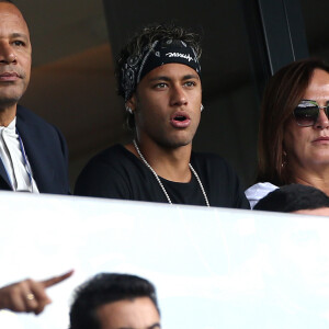 Pai de Neymar escorregou em uma escada em uma festa em sua casa