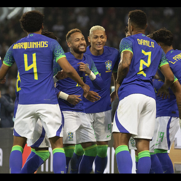 Festa seria para comemorar a vitória do Brasil no jogo contra a Tunísia