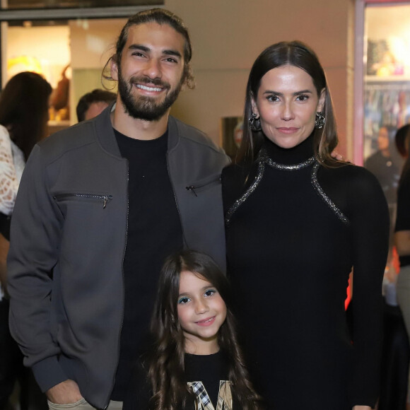 Deborah Secco com o marido, Hugo Moura, e a filha, Maria Flor, em evento