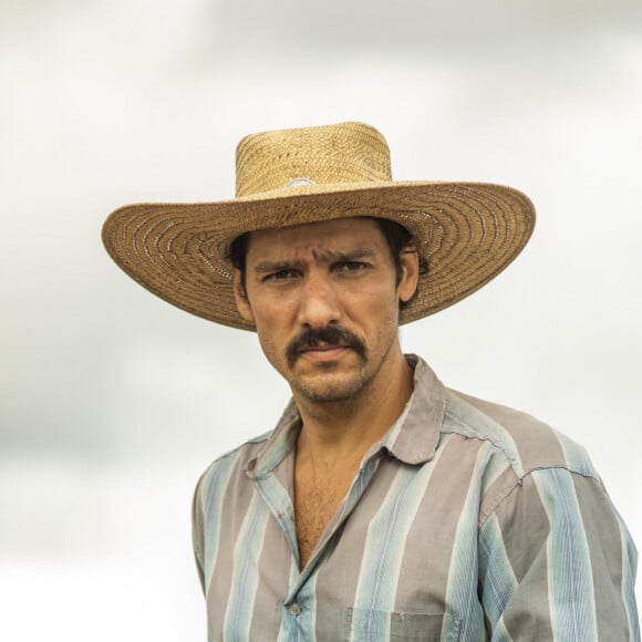 Na última semana da novela 'Pantanal', Tibério (Guito) fica sem entender indireta de Muda (Bella Campos) sobre gravidez