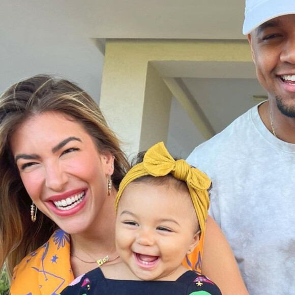 Léo Santana e Lorena Improta contam com a ajuda de uma babá nos cuidados com a filha