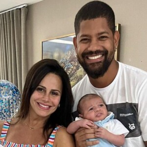 Viviane Araujo compartilha fotos do aniversário de um mês do filho
