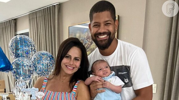 Viviane Araujo compartilha fotos do aniversário de um mês do filho