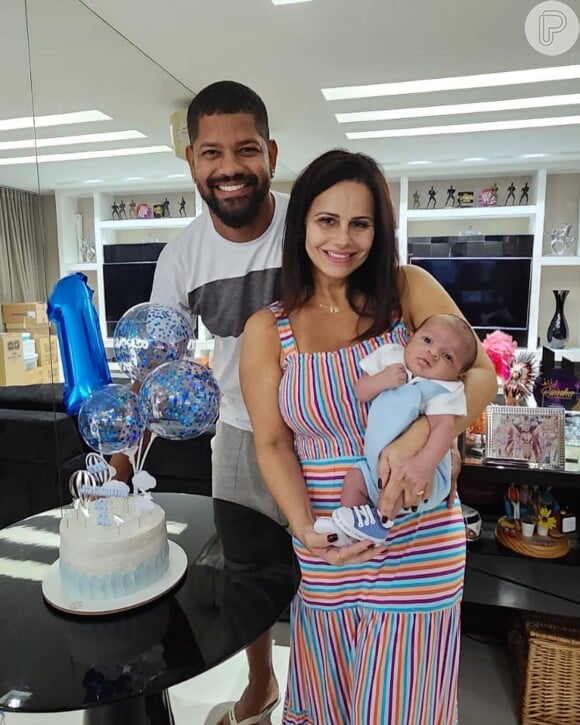Viviane Araujo fez um bolo para comemorar o primeiro mês do filho