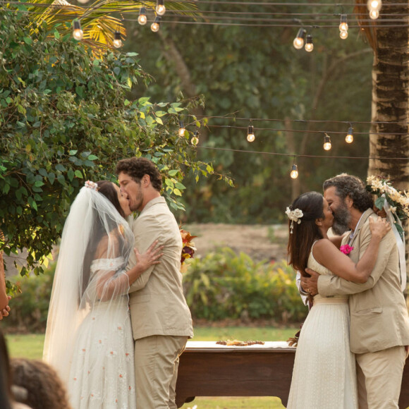 No último capítulo da novela 'Pantanal', José Leôncio (Marcos Palmeira) tem casamento com Filó (Dira Paes), e vê os filhos Tadeu (José Loreto) e José Lucas (Irandhir Santos) se casarem com Zefa (Paula Barbosa) e Irma (Camila Morgado)