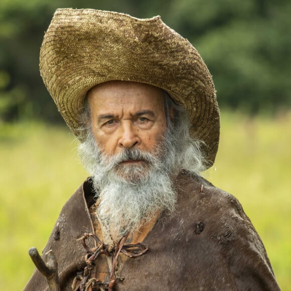 No último capítulo da novela 'Pantanal', José Leôncio (Marcos Palmeira) finalmente consegue enxergar o pai, Velho do Rio (Osmar Prado), na foto feita por Jove (Jesuíta Barbosa)