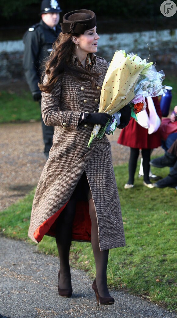 Para a ocasião, Kate Middleton escolheu um sobretudo marrom e exibiu uma discreta barriguinha de gravidez