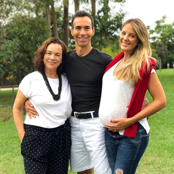 César Tralli posou com Ticiane Pinheiro e a mãe, Edna Tralli, em foto postada no Instagram; na época, apresentadora ainda estava grávida da segunda filha, Manuella