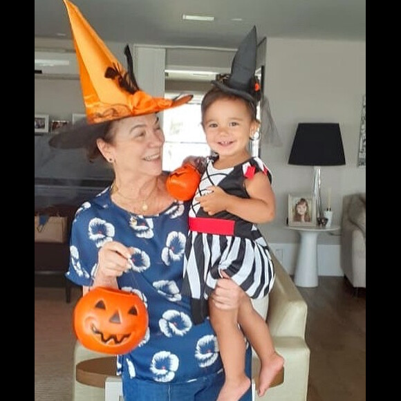 Mãe de César Tralli ao lado da neta Manuella em foto de arquivo