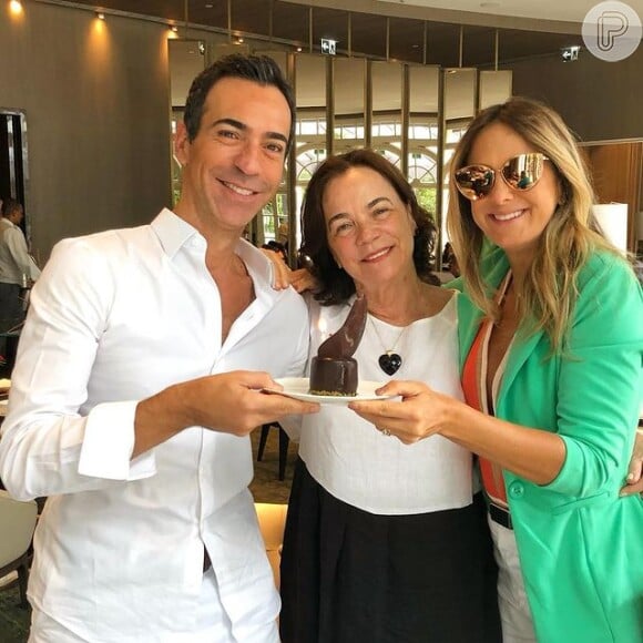 Mãe de Cesar Tralli ao lado do filho e de Ticiane Pinheiro em foto de dezembro de 2018 comemorando aniversário do jornalista