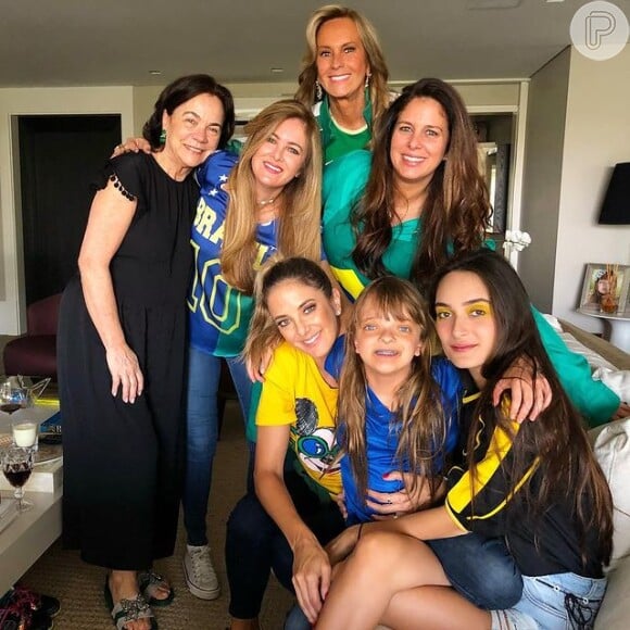 Mãe de Cesar Tralli em foto com a nora, Ticiane Pinheiro, a mãe da apresentadora, Helô Pinheiro, e a filha de Tici, Rafaella Justus. Jô Pinheiro, irmã de Tici, Kiki Pinheiro e Bruna Pinheiro também aparecem torcendo pelo Brasil na Copa de 2018