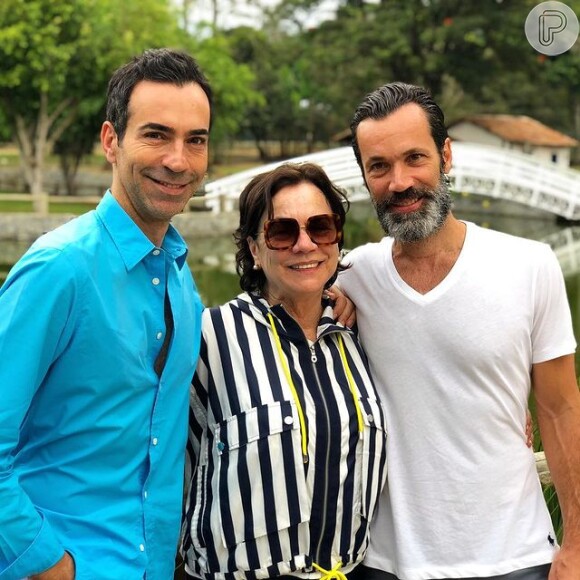 César Tralli e o irmão, Frederico, ao lado da mãe, Edna Tralli, em foto postada pelo jornalista em 13 de maio de 2018, Dia das Mães