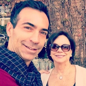 Mãe de César Tralli em foto com o filho em 2017