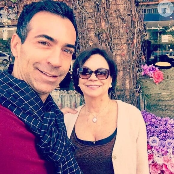 Mãe de César Tralli em foto com o filho em 2017