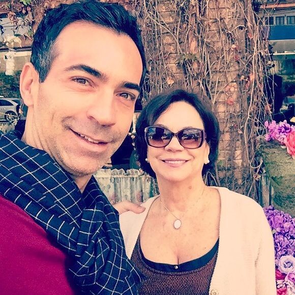 Mãe de César Tralli em foto com o filho em 2017