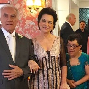 Mãe de Cesar Tralli, Edna Tralli em foto com a família em 2018