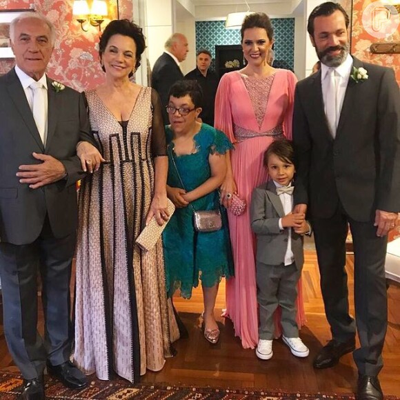Mãe de Cesar Tralli, Edna Tralli em foto com a família em 2018
