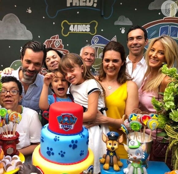 Mãe de Cesar Tralli em foto do aniversário de 4 anos do neto Frederico, filho de Isabella Tralli, em dezembro de 2017. Ticiane Pinheiro e Rafaella Justus são vistas na imagem