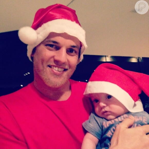 O noivo de Patricia Abravanel,  Fábio Faria postou uma foto com o filho, Pedro, de 3 meses, com gorro de Papai Noel