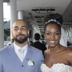 Vestido de casamento de Iza contava com rendas e pedrarias