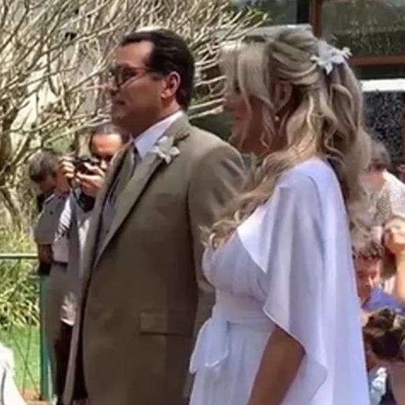 Mulher de Luciano Szafir usou vestido longo branco e ator terno bege escuro em casamento