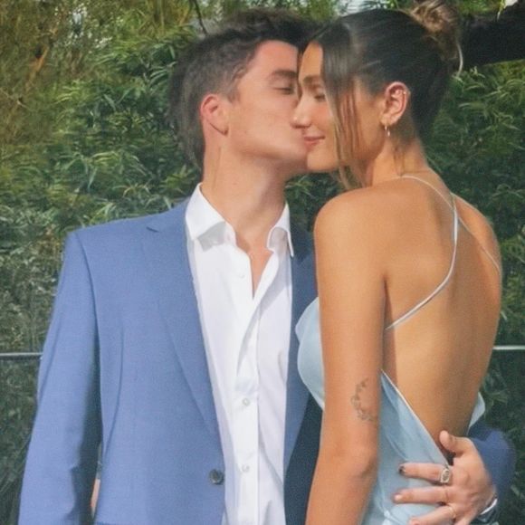 Sasha Menghel e o marido, João Figueiredo, juntos no casamento do pai da modelo, Luciano Szafir