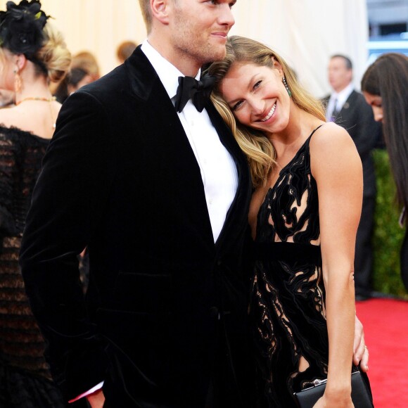 'Os amigos de Gisele Bündchen e Tom Brady estão chateados com ele, com essa história de voltar atrás da aposentadoria', disse fonte ouvida pela US Weekly