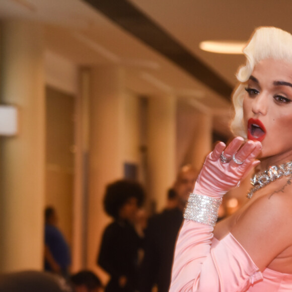 Rafa Kalimann surgiu com uma peruca loira em festa de Halloween em SP