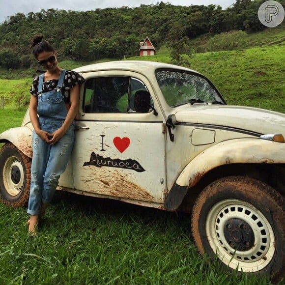 Isis Valverde posa ao lado de um carro antigo, modelo fusca, em sua cidade, Aiuruoca, Minas Gerais