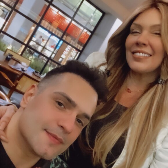 Simony afirmou que o marido está sendo um grande companheiro neste momento delicado
