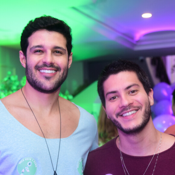 Arthur Aguiar e Rodrigo Mussi posaram juntos no Chá Revelação