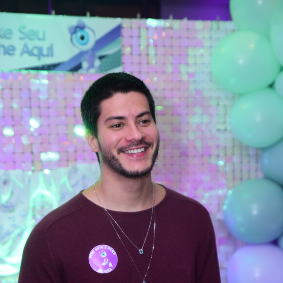 Arthur Aguiar se separou recentemente de Maíra Cardi