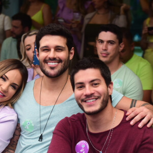Gabi Martins, Rodrigo Mussi e Arthur Aguiar assistiram à revelação do sexo do filho de Viih Tube e Eliezer juntos