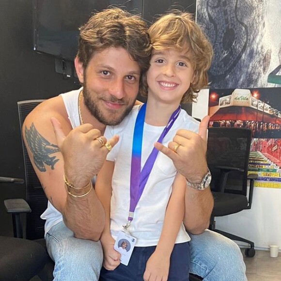 Tonho da novela 'Travessia', Vicente Alvite em foto com Chay Suede, seu pai na TV