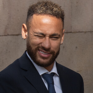 Neymar afirmou que assinava os documentos que seu pai pedia