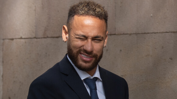 Acusado de corrupção, Neymar presta depoimento na Espanha e atribui contrato do Barcelona ao pai